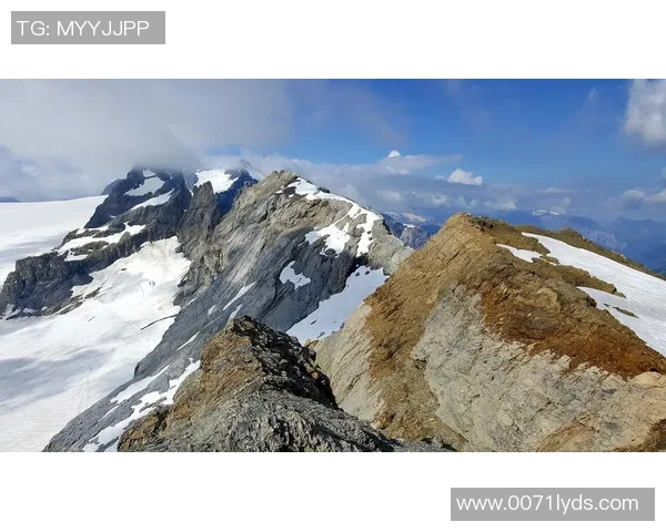 周丽独家分享攀岩心得与技巧助你征服高峰挑战自我极限